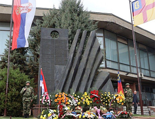 У ВРАЊУ ОБИЉЕЖАВАЊЕ ДАНА СЈЕЋАЊА НА СТРАДАЛЕ У НАТО АГРЕСИЈИ, ПРИСУСТВУЈУ ВУЧИЋ И ОСТОЈИЋ