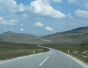 ЗБОГ БОЈЕВОГ ГАЂАЊА ОБУСТАВА САОБРАЋАЈА ПРЕКО МАЊАЧЕ