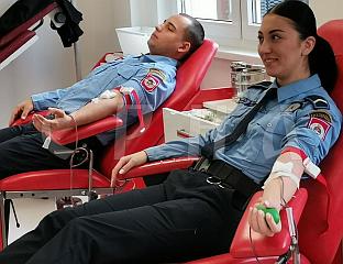 ПРИПАДНИЦИ ПОЛИЦИЈСКЕ УПРАВЕ ДОБРОВОЉНО ДАЈУ КРВ