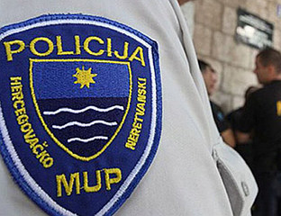 МАСКИРАНИ НАПАДАЧИ ПОВРИЈЕДИЛИ ЈЕДНУ ОСОБУ И ЗАПАЛИЛИ ВОЗИЛО НА МАГИСТРАЛНОМ ПУТУ