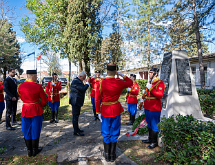 МАНДИЋ ОДАО ПОЧАСТ ЖРТВАМА НАТО БОМБАРДОВАЊА