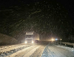 ЗБОГ СНИЈЕГА У ПРЕКИДУ САОБРАЋАЈ ПРЕКО ПРЕВОЈА ХАН ПОГЛЕД И ЦРНИ ВРХ