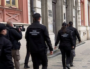 ПОЛИЦИЈА УШЛА У ЗГРАДУ РЕКТОРАТА