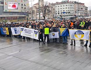 ЗАПОСЛЕНИ У ЗАЈЕДНИЧКИМ ИНСTИTУЦИЈАМА TРАЖЕ ПРИМЈЕНУ ЗАКОНА О ВЕЋИМ ПЛАТАМА