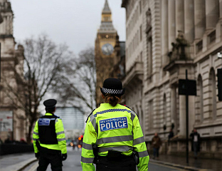 УХАПШЕНА ЈОШ ТРИ ЛИЦА ЗА ПАЉЕЊЕ ВОЗИЛА ЈЕВРЕЈСКЕ ОРГАНИЗАЦИЈЕ