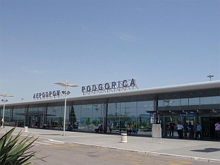 НА АЕРОДРОМУ ПОДГОРИЦА ОДУЗЕТО СКУПОЦЈЕНО АЛКОХОЛНО ПИЋЕ