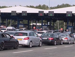 КОЛОНЕ ВОЗИЛА ЧЕКАЈУ НА УЛАЗУ ИЗ ПРАВЦА ХРВАТСКЕ