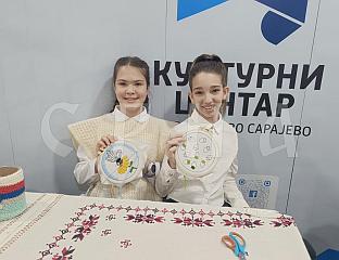 ДЈЕВОЈЧИЦЕ ИЗ ИСТОЧНОГ САРАЈЕВА ЧУВАЈУ ТРАДИЦИЈУ ВЕЗА У МОДЕРНОМ ДОБУ