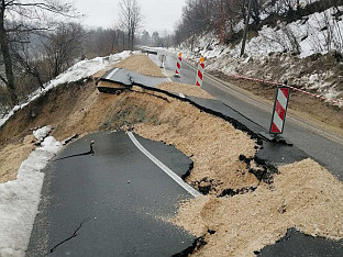 ОБУСТАВЉЕН САОБРАЋАЈ НА БАЊ БРДУ ЗА СВА ВОЗИЛА ЗБОГ ОДРОНА