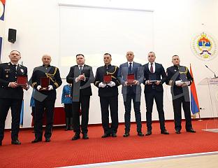 ЗЛАТНИ ЗНАК ПОЛИЦИЈЕ КОСТРЕШЕВИЋУ, ВАСИЉЕВИЋУ, ХАЈДУУ, ПАРТАЛУ И ШЕХОВЦУ