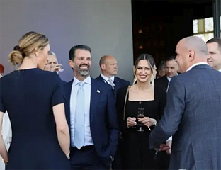 ТРАМП МЛАЂИ У ОПУШТЕНОЈ АТМОСФЕРИ СА ЗВАНИЧНИЦИМА СРПСКЕ