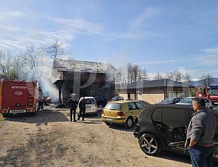 ВАТРА ЗАХВАТИЛА АУТО-СЕРВИС И КУЋУ, У ТОКУ ИНТЕВЕНЦИЈА