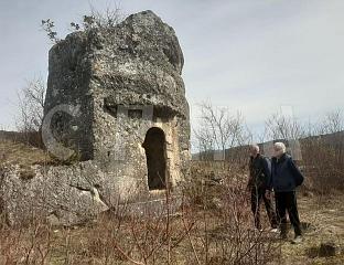 ТАЈАНСТВЕНА СТИЈЕНА - ИСПОСНИЦА И СВЕЧЕВ ГРОБ