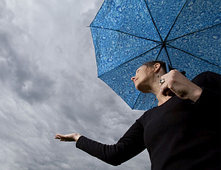 ОБЛАЧНО И СВЈЕЖИЈЕ УЗ ПОВРЕМЕНУ КИШУ, НА ЈУГУ СА ГРМЉАВИНОМ