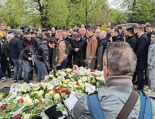 САХРАЊЕН ДУШКО ВУЈОШЕВИЋ, НА САХРАНИ НЕКОЛИКО ХИЉАДА ЉУДИ