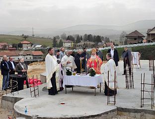 ОСВЕШТАНИ ТЕМЕЉИ БУДУЋЕГ ХРАМА У ПОДРОМАНИЈИ