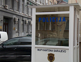 ПОЛИЦИЈА ПРОВЈЕРАВА ДВА ТРЖНА ЦЕНТРА У САРАЈЕВУ ЗБОГ ДОЈАВЕ О ПОСТАВЉЕНИМ БОМБАМА