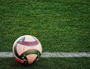 ИГРАЧИМА ЗАБРАЊЕНО ДА ТОКОМ УТАКМИЦЕ СТОЈЕ НА ЛОПТИ