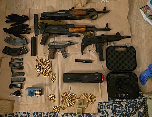 УХАПШЕНА ТРИ ЛИЦА, ПРОНАЂЕНА ВЕЛИКА КОЛИЧИНА ОРУЖЈА