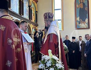 ЕПИСКОП САВА СЛУЖИ ЛИТУРГИЈУ У ЦРКВИ СВЕТИХ АПОСТОЛА ПЕТРА И ПАВЛА