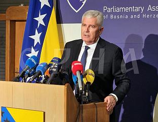 ЧОВИЋ: АДЕМОВИЋ КРШИ ПОСЛОВНИК