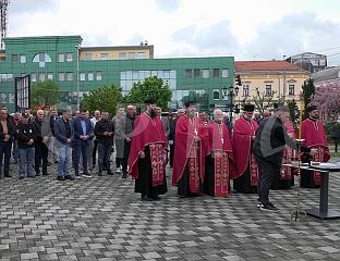 ПРВИ ПУT СЛУЖЕН ПАРАСTОС ЈАСЕНОВАЧКИМ ЖРTВАМА КОД СПОМЕНИКА СРПСКИМ БРАНИОЦИМА