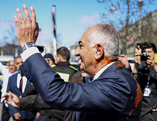 ПАХЛАВИ ПОПРСКАН ТЕЧНОШЋУ ЦРВЕНЕ БОЈЕ