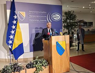 ШПИРИЋ: АДЕМОВИЋ СЈЕДНИЦУ ДОМА НАРОДА ПРЕТВОРИО У ТРИБИНУ ОПОЗИЦИЈЕ