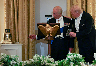 КРАЉ ЧАРЛС ПОКЛОНИО ТРАМПУ ЗВОНО СА ПОДМОРНИЦЕ ИЗ ДРУГОГ СВЈЕТСКОГ РАТА