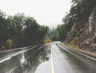 ОПРЕЗ - МОКРИ И КЛИЗАВИ КОЛОВОЗИ