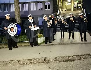 ПРВОМАЈСКИ УРАНАК, УЗ ЗВУКЕ ДУВАЧКОГ ОРКЕСTРА