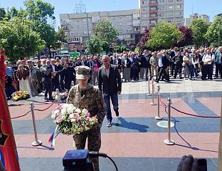 ОСТОЈИЋ: ЧУВАЈУЋИ СЈЕЋАЊЕ НА ЈУНАКЕ ЧУВАМО СЛОБОДУ, МИР И СРПСКУ