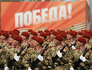 ПОЧЕЛА ПАРАДА НА ЦРВЕНОМ ТРГУ