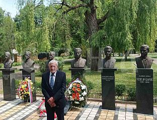 ПОЛОЖЕНИ ВИЈЕНЦИ И ЦВИЈЕЋЕ ИСПРЕД БИСТА НАРОДНИМ ХЕРОЈИМА У ГРАДСКОМ ПАРКУ