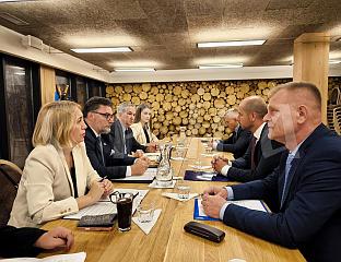 ПУХОВАЦ СА КОШАРЦЕМ И ПОЗДЕРОВОМ О ОПОРЕЗИВАЊУ УСЛУГА РЕЗЕРВАЦИЈЕ СМЈЕШТАЈА ПУТЕМ ИНОСТРАНИХ ПЛАТФОРМИ