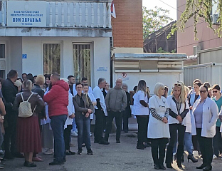 РАДНИЦИ ДОМА ЗДРАВЉА У ГРАЧАНИЦИ ПРОТЕСТОВАЛИ ЗБОГ ХАПШЕЊА СРБА