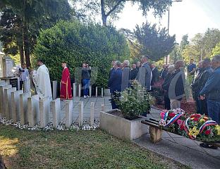 ПОЛОЖЕНИ ВИЈЕНЦИ НА СПОМЕНИК "СЛАВА СРПСКОМ БОРЦУ" И СЛУЖЕНА СВЕТА ЛИТУРГИЈА