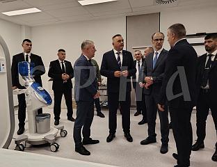 ПРЕМИЈЕРИ СРПСКЕ И СРБИЈЕ ОБИШЛИ БОЛНИЦУ У ТРЕБИЊУ