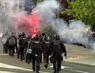 УЧЕСНИЦИ ПРОТЕСТА НАСТАВЉАЈУ ДА НАПАДАЈУ ПОЛИЦИЈУ