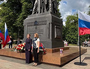 ПОЛОЖЕНО ЦВИЈЕЋЕ НА СПОМЕНИК СВЕТИМ ЋИРИЛУ И МЕТОДИЈУ У МОСКВИ, УЗ УЧЕШЋЕ ДЕЛЕГАЦИЈЕ ПРЕДСТАВНИШТВА СРПСКЕ