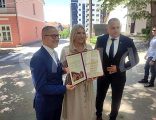 ЦВИЈАНОВИЋЕВОЈ УРУЧЕНА ПОВЕЉА ПОЧАСНОГ ГРАЂАНИНА