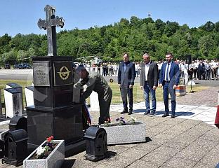 ОСТОЈИЋ: ПРИПАДНИЦИ ВАЗДУХОПЛОВСТВА ЖИВОТИМА ИСЦРТАЛИ ГРАНИЦЕ СРПСКЕ