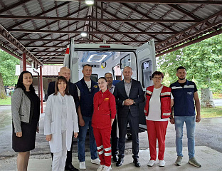 ДОМУ ЗДРАВЉА ИСПОРУЧЕНО НОВО САНИТЕТСКО ВОЗИЛО ВРИЈЕДНО 104.000 КМ