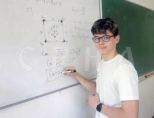 НОВЧАНА НАГРАДА ЗА СТЕФАНА ГРУЈИЧИЋА ПРЕД ОДЛАЗАК НА БАЛКАНИЈАДУ ИЗ ФИЗИКЕ