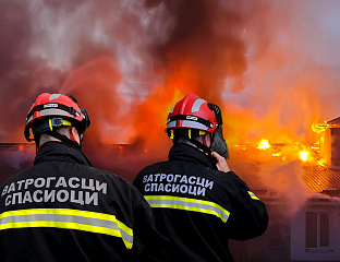 ДВА ВАТРОГАСЦА ПОВРИЈЕЂЕНА ТОКОМ ГАШЕЊА ПОЖАРА У ТРЖНОМ ЦЕНТРУ