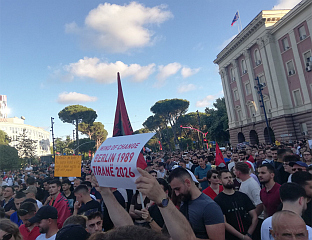 ТАСС: ВЕЛИКЕ ДЕМОНСТРАЦИЈЕ ЗА МИР СА РУСИЈОМ У ЦЕНТРУ БЕРЛИНА
