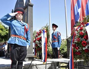 ПОЛОЖЕНИ ВИЈЕНЦИ И ЦВИЈЕЋЕ НА СПОМЕН-ОБИЉЕЖЈЕ ПОГИНУЛИМ У ОПЕРАЦИЈИ "КОРИДОР ЖИВОТА"