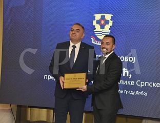 ПРЕМИЈЕРУ МИНИЋУ УРУЧЕНА ПЛАКЕТА - НАЈВИШЕ ПРИЗНАЊЕ ГРАДА