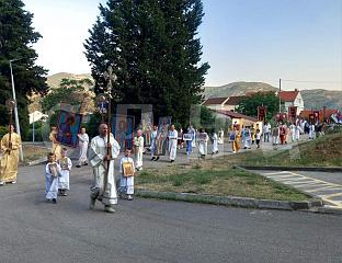 ВИДОВДАНСКА ЛИТИЈА ПОВОДОМ 110 ГОДИНА ОД СТРАДАЊА СРБА ПРОШЛА КРОЗ ГРАД