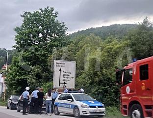 У ТОКУ ПРЕГОВАРАЊE СА МУШКАРЦЕМ КОЈИ ОДБИЈА ДА СИЂЕ СА ДРВЕТА